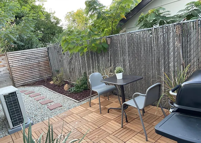 Newly Renovated, Modern And Cosy One Bedroom Condo With Full Kitchen And Lounge