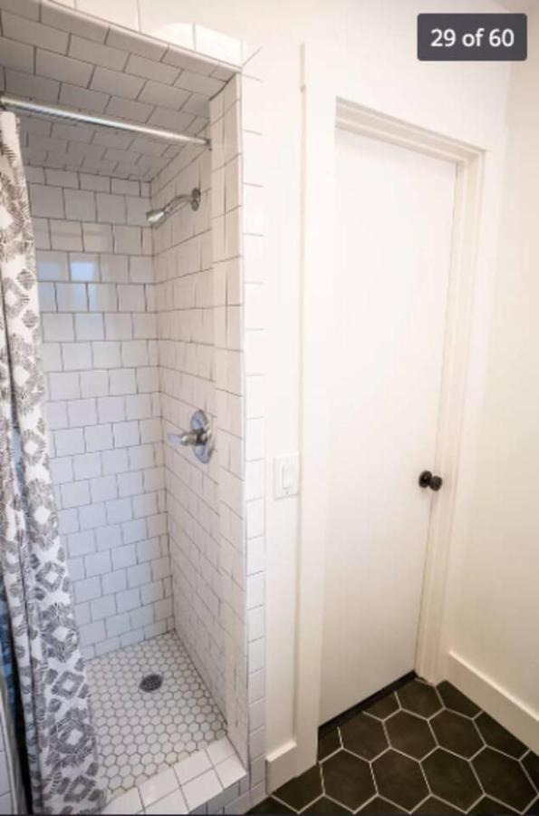 Apartment Newly Renovated, Modern And Cosy One Bedroom With Full Kitchen And Lounge