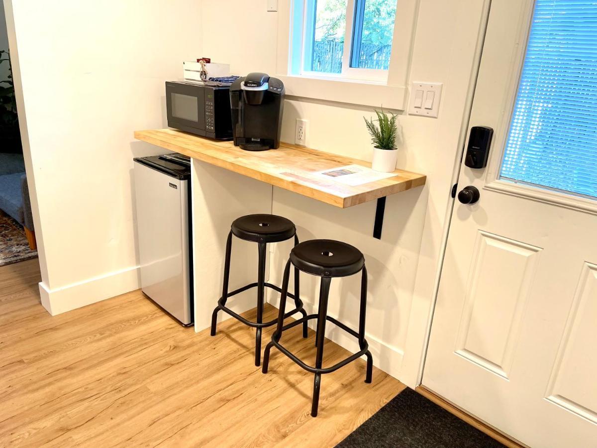 Newly Renovated, Modern And Cosy One Bedroom With Full Kitchen And Lounge * Redding