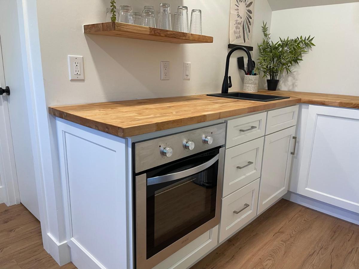 Newly Renovated, Modern And Cosy One Bedroom With Full Kitchen And Lounge Apartment Redding