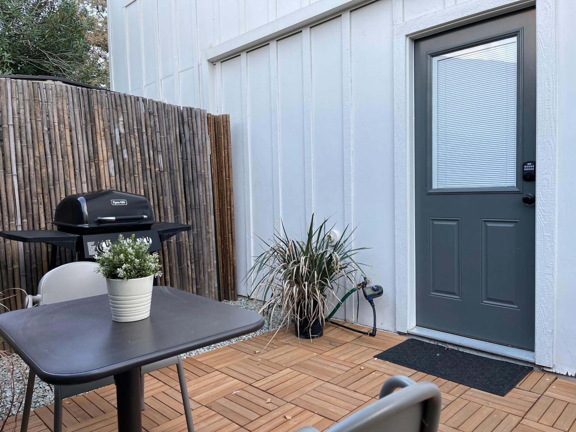 Newly Renovated, Modern And Cosy One Bedroom With Full Kitchen And Lounge *
