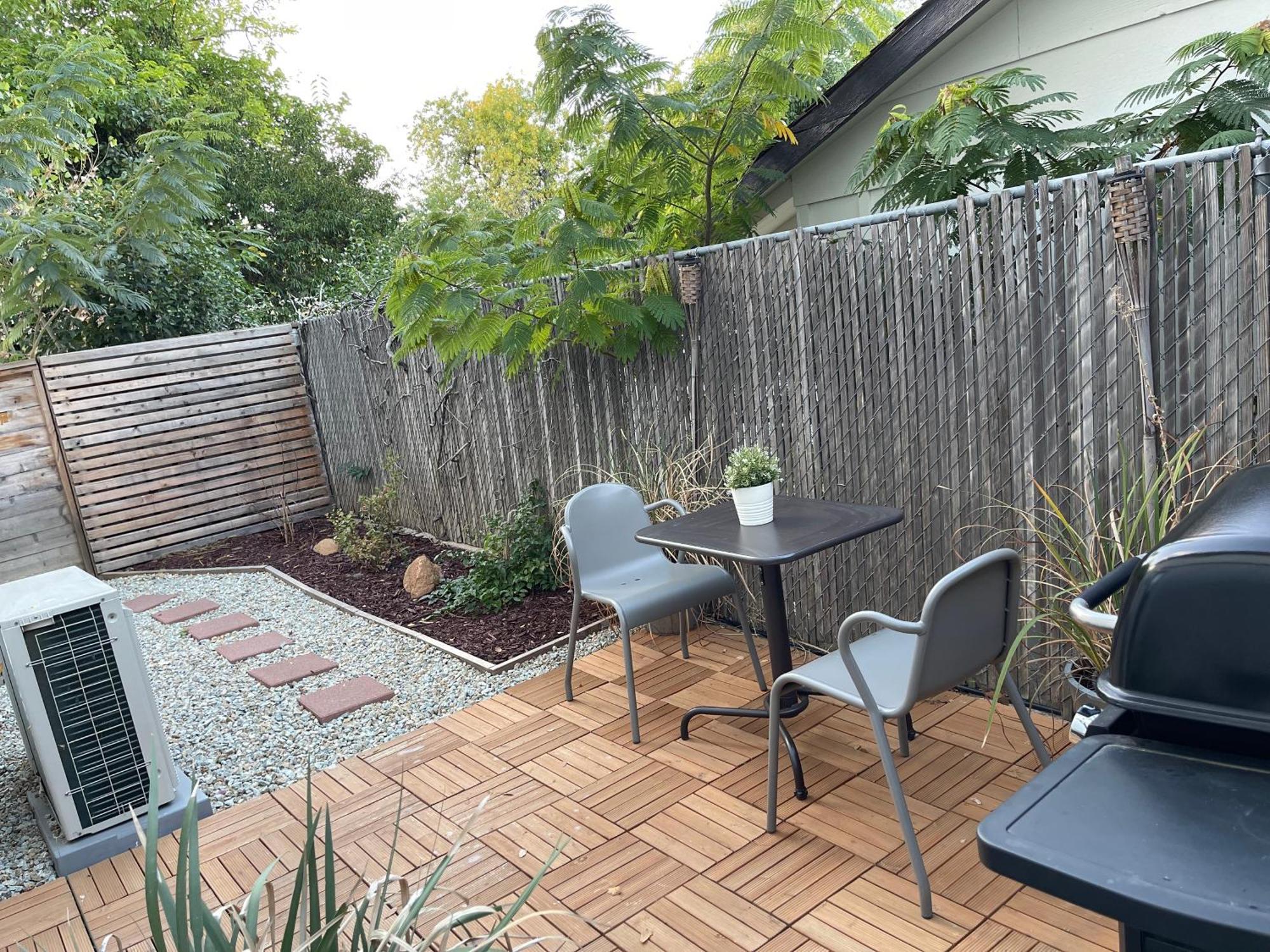 Newly Renovated, Modern And Cosy One Bedroom With Full Kitchen And Lounge * Redding