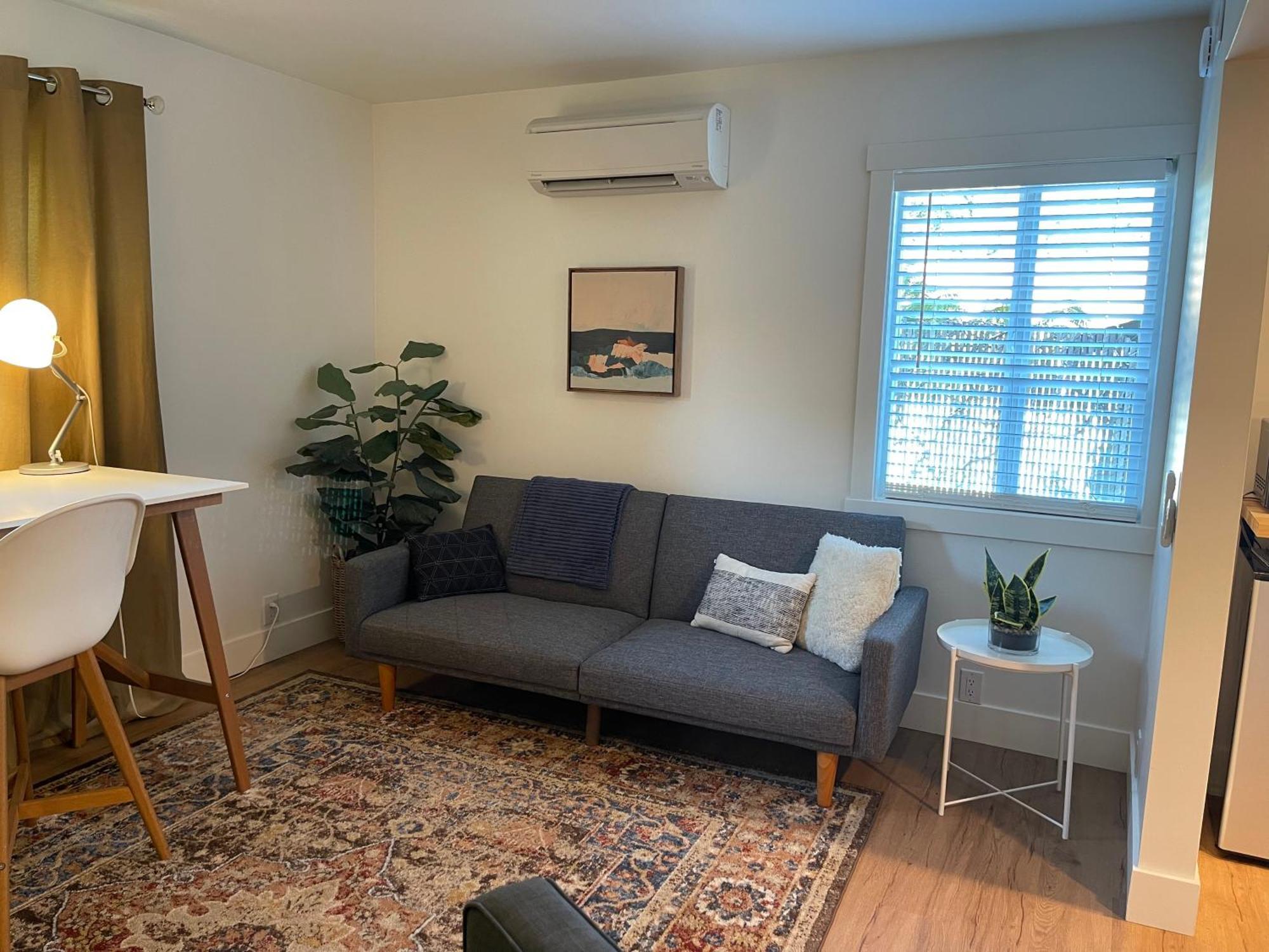 Newly Renovated, Modern And Cosy One Bedroom With Full Kitchen And Lounge Apartment Redding