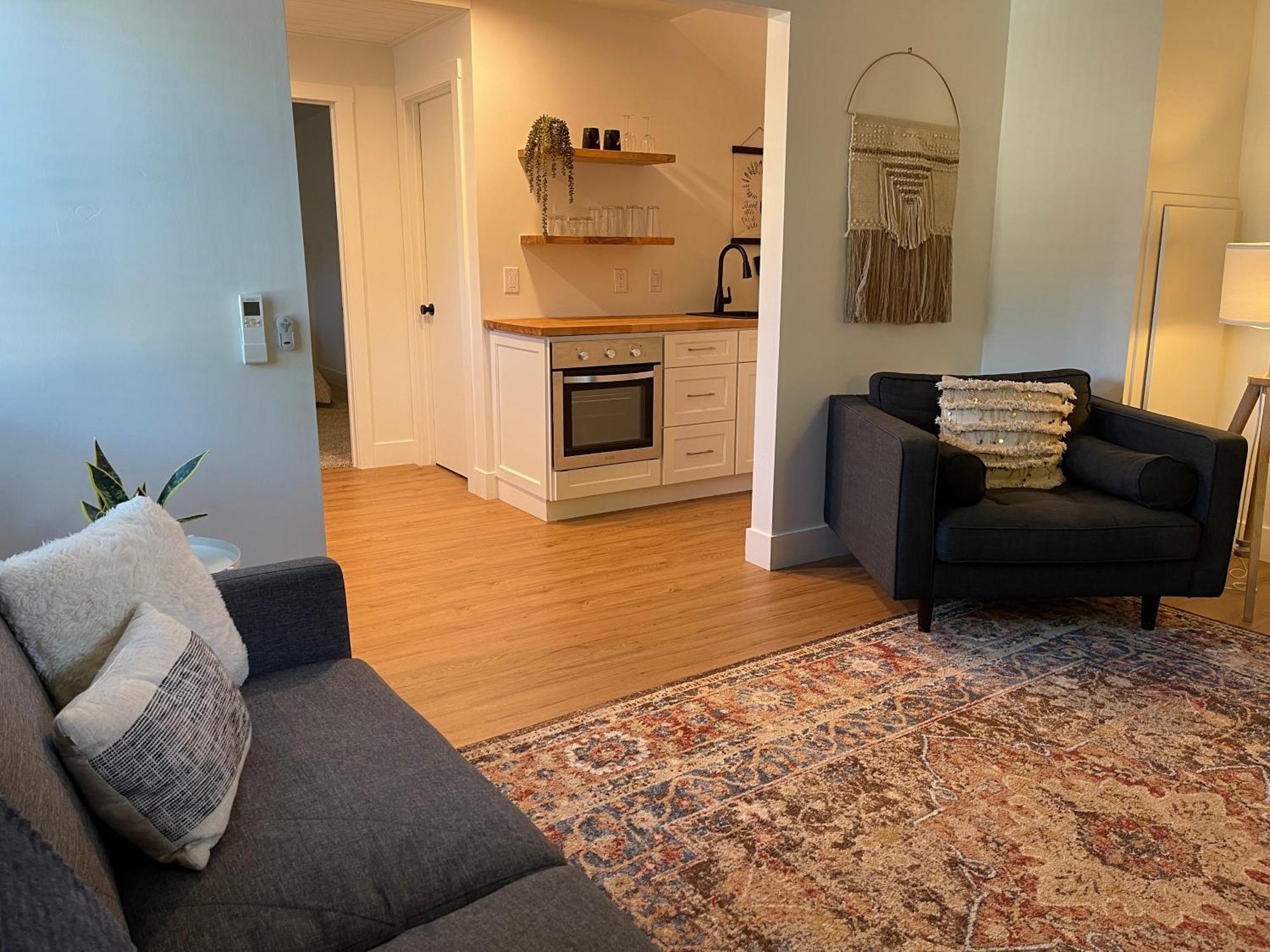 Apartment Newly Renovated, Modern And Cosy One Bedroom With Full Kitchen And Lounge *