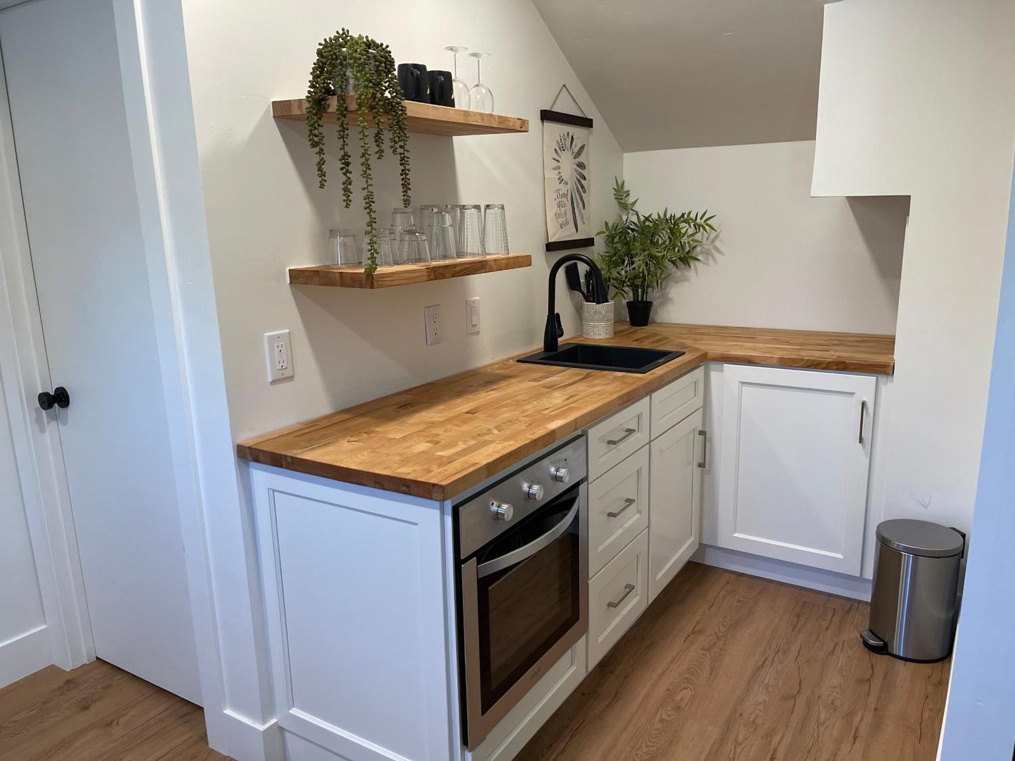 Newly Renovated, Modern And Cosy One Bedroom With Full Kitchen And Lounge Apartment *