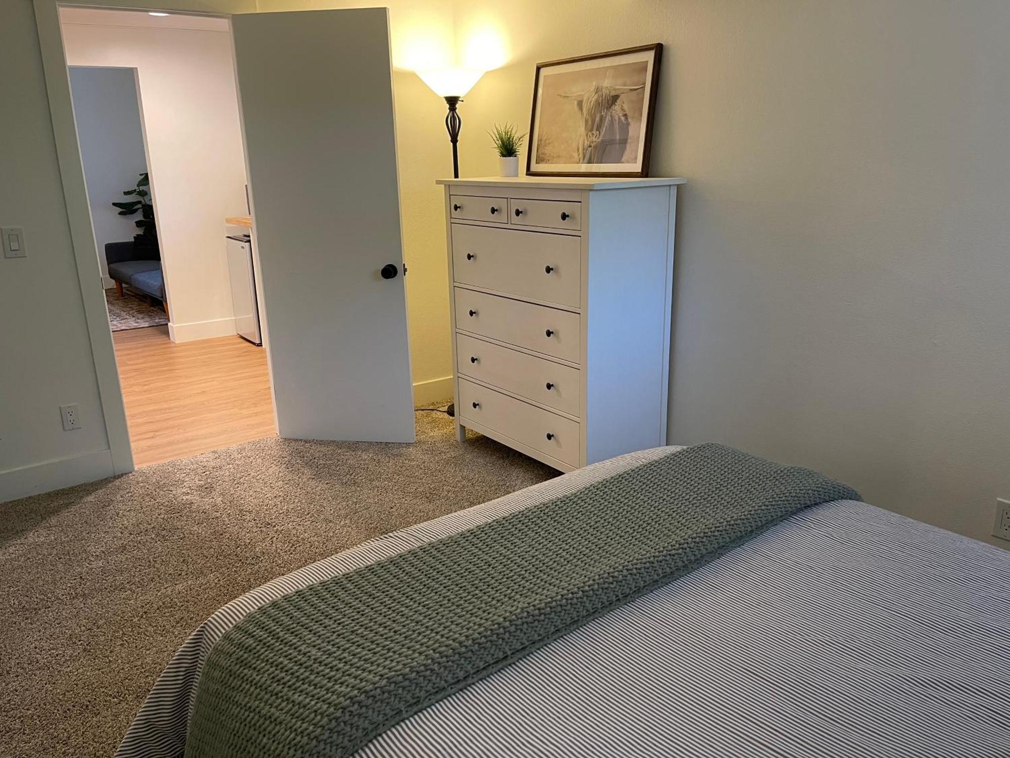 Newly Renovated, Modern And Cosy One Bedroom With Full Kitchen And Lounge Apartment