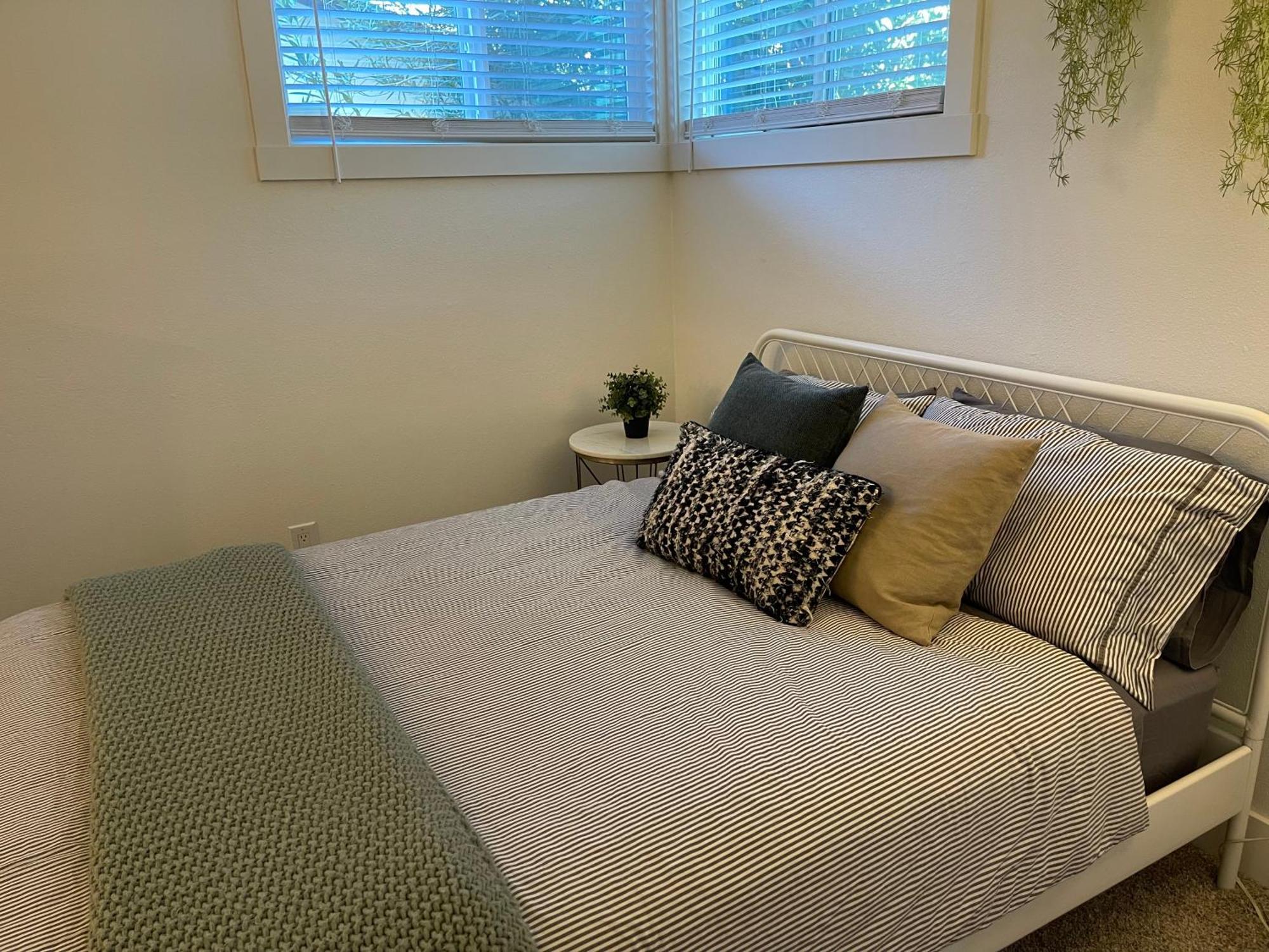 Apartment Newly Renovated, Modern And Cosy One Bedroom With Full Kitchen And Lounge