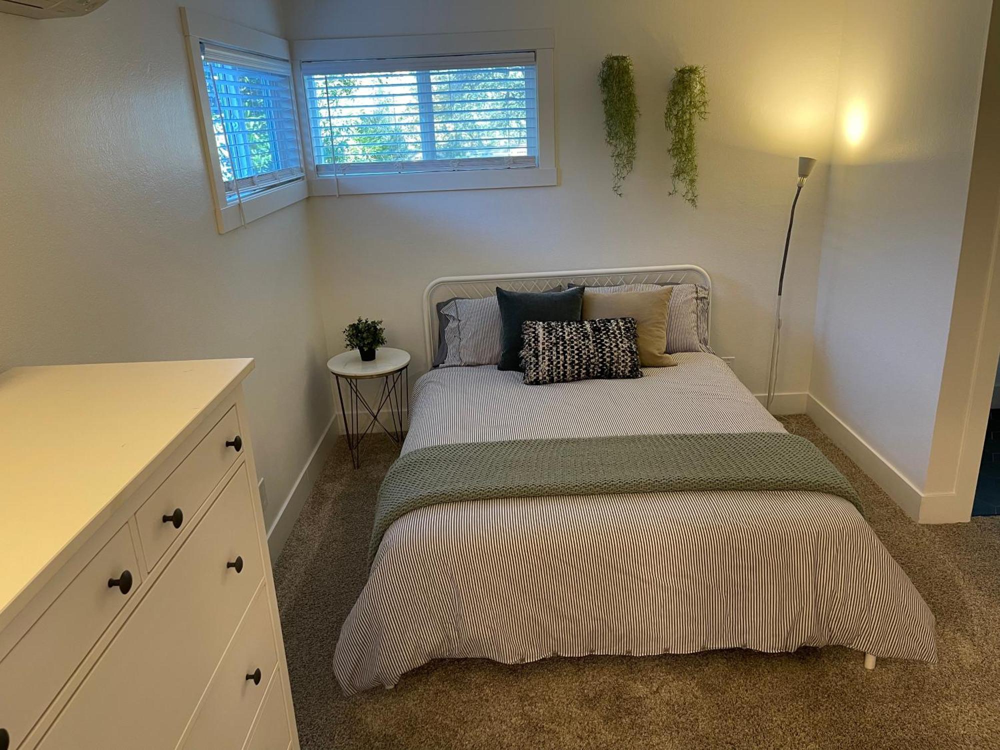 Newly Renovated, Modern And Cosy One Bedroom With Full Kitchen And Lounge Apartment Redding